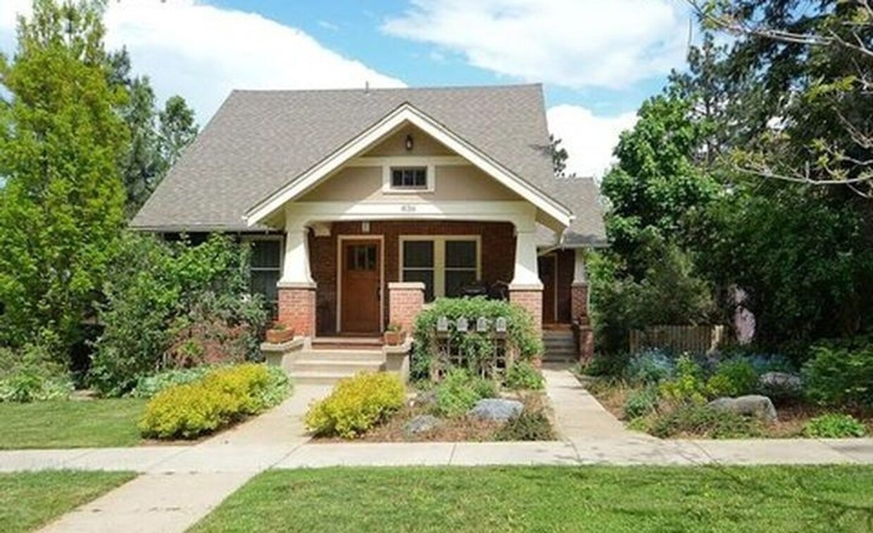 Foto principal - Garden Level One Bedroom In 4-Plex Home Cl...