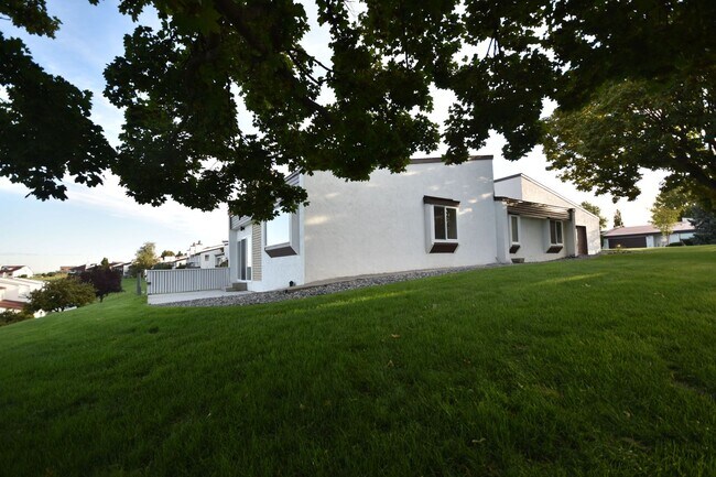 Foto del edificio - Low-Maintenance Meadows North Rental by Meadow Springs Golf Course