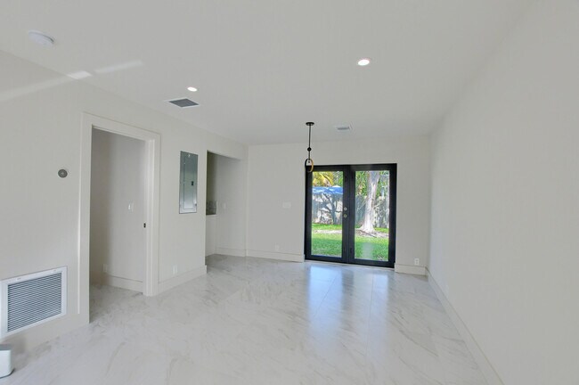 Building Photo - 2503 Oceanview Ave