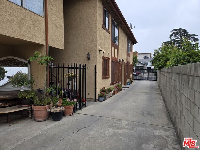 Foto del edificio - 1233 Tamarind Ave