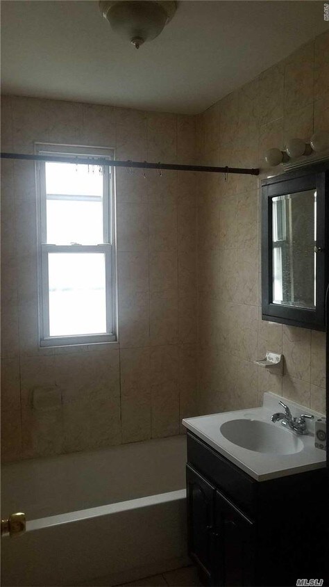 Foto del edificio - 21820 Merrick Blvd