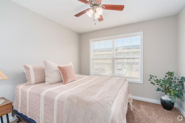 3 habitaciones, 2.5 baños - 1,480 pies cuadrados - Dormitorio principal - 408 Circus Ave