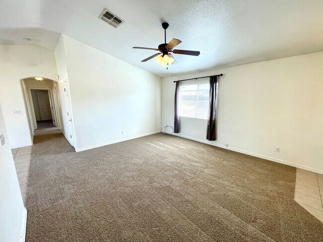 Building Photo - Don't miss out on this great 3 bed, 2 bath...