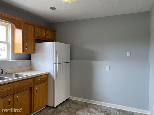 Building Photo - 2 br, 1.5 bath Duplex - 1032 Champion Dr