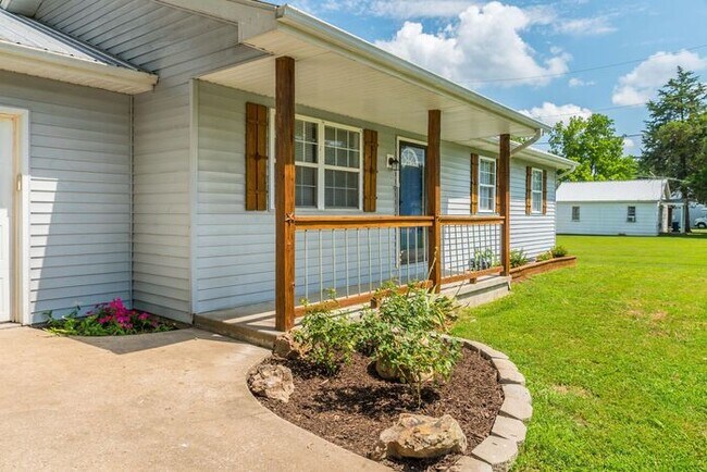 Building Photo - Beautiful home in Marionville with lots of...