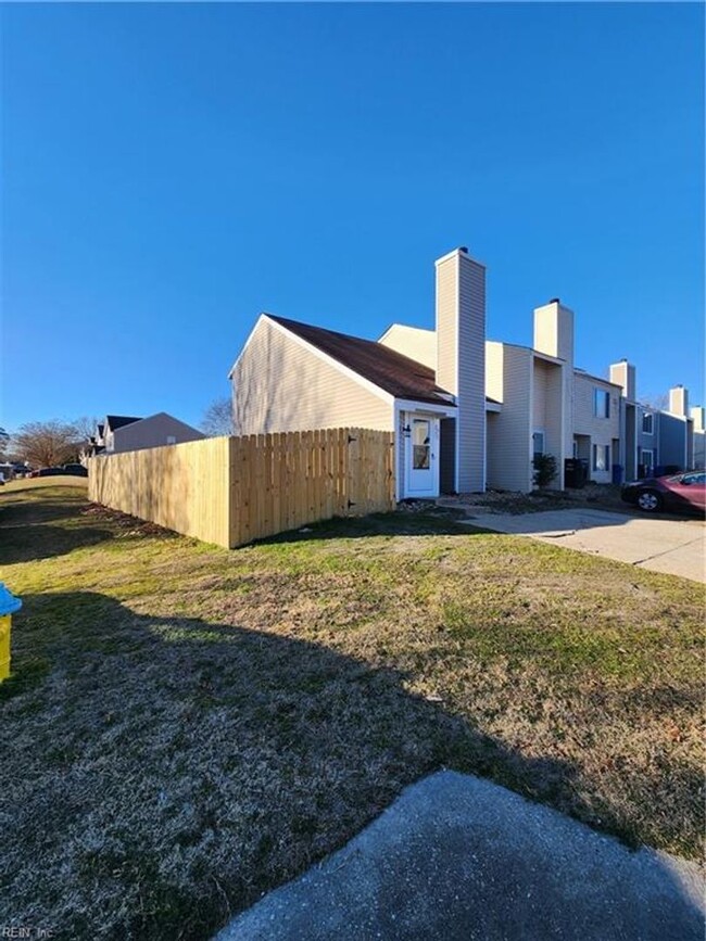 Building Photo - Renovated End Unit Townhouse in Salem Lakes!