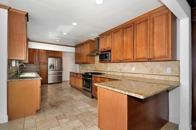 Building Photo - 17601 Tarzana St