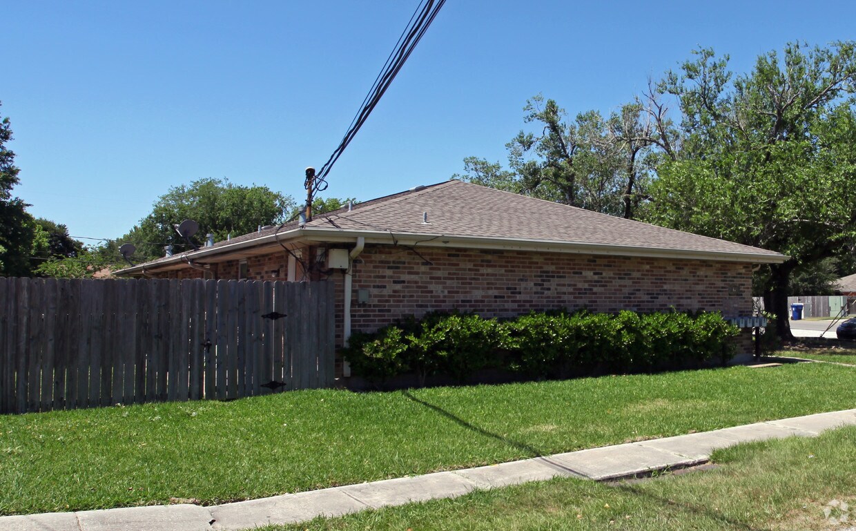 Building Photo - 498 Oak Ave