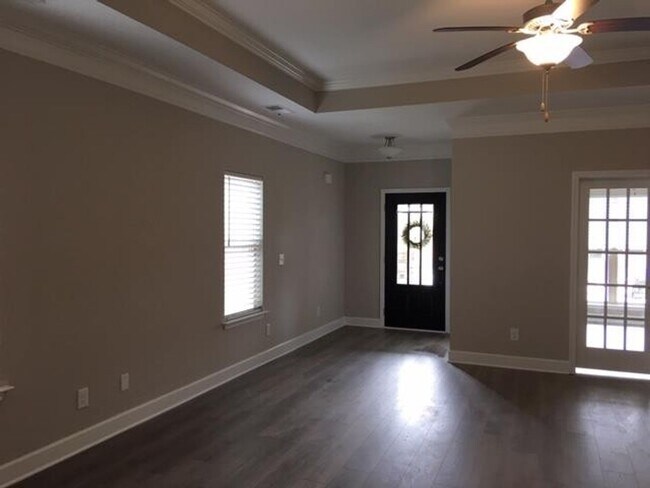 Building Photo - Stunning Maytown One level cottage home with 3 bed/2 bath 2 car rear garage attached.