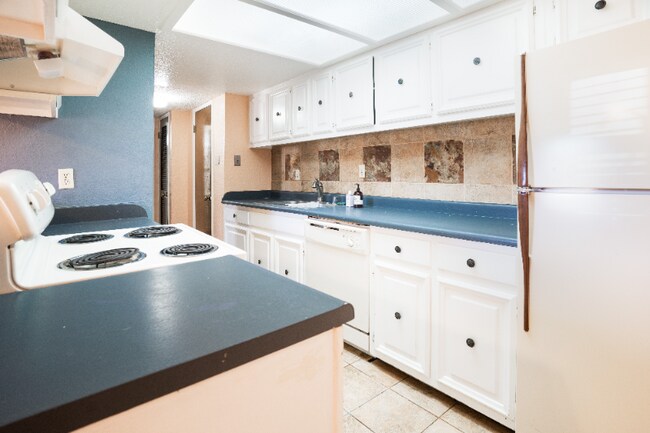 Building Photo - 6201 Escondido Dr