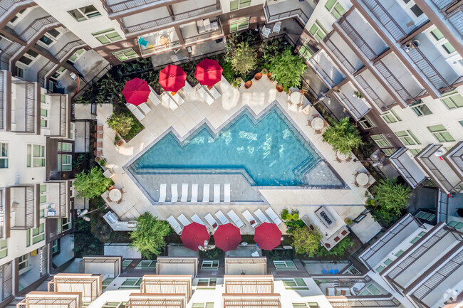 Piscina al aire libre y área de parrilla. - Oakhouse