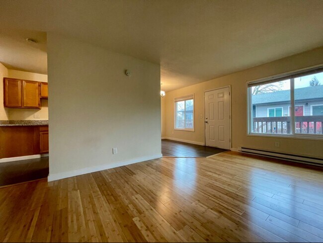 Building Photo - Spacious Top Floor One Bedroom With Front ...
