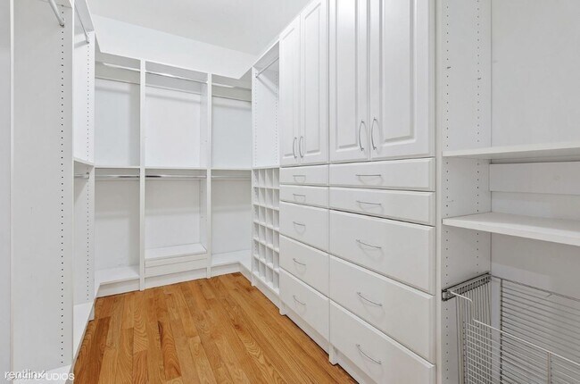 Building Photo - 3 br, 2 bath Condo - 4040 N Mozart St