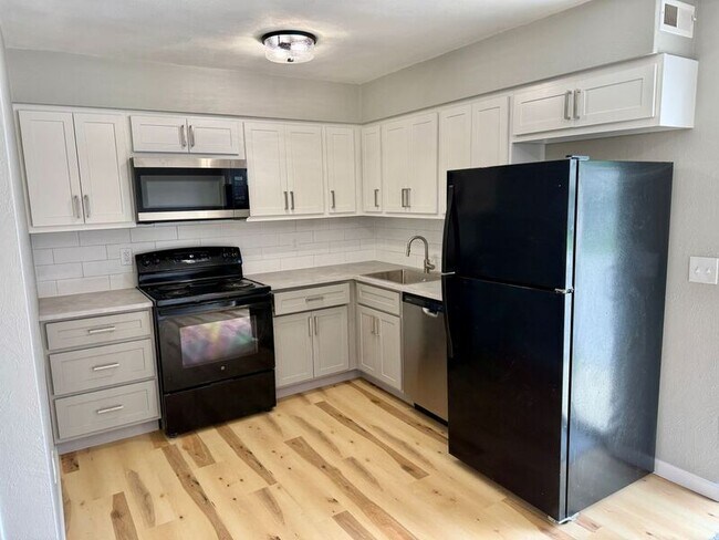 Foto del edificio - 823 N Cherry St