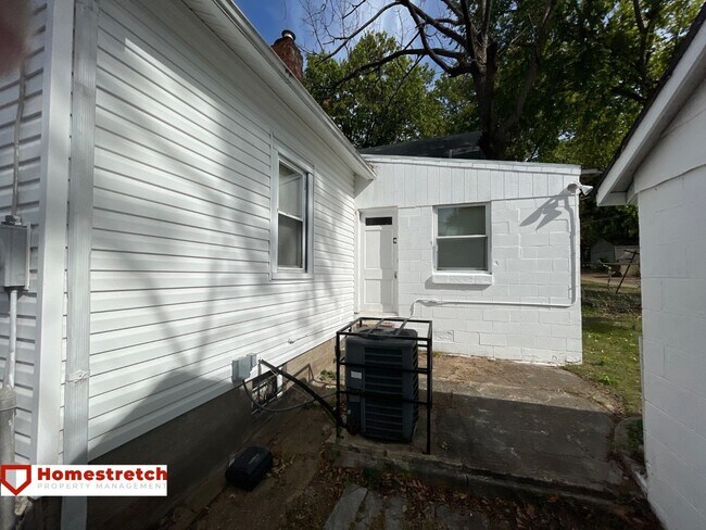 Building Photo - Cozy Two Bedroom Home Move In Ready!