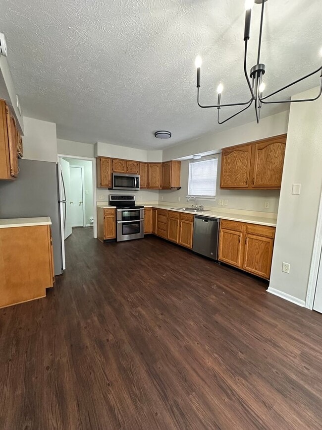 Building Photo - 3611-3613 Thornhill Cir E