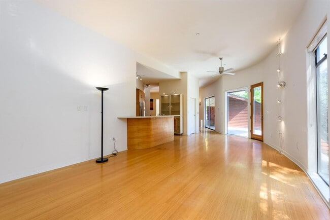 Building Photo - 3527 Oak Knoll Dr