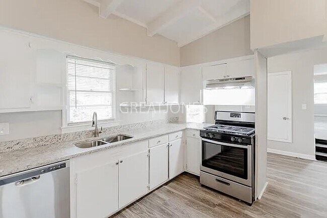 Foto del edificio - 4121 Calhoun Dr