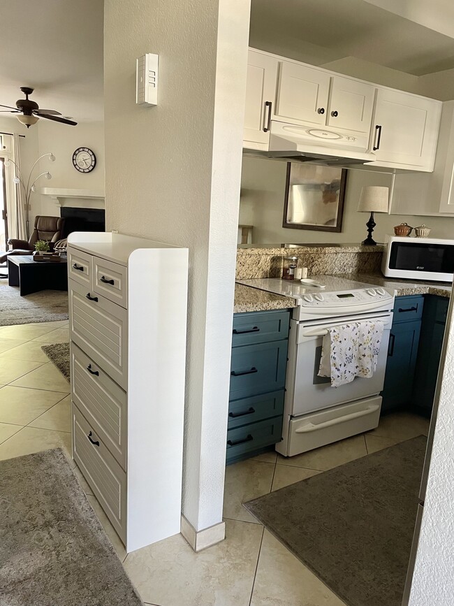 Main entry view to kitchen - 7101 W Beardsley Rd