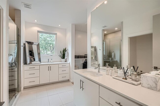 Building Photo - 705 E Monroe St