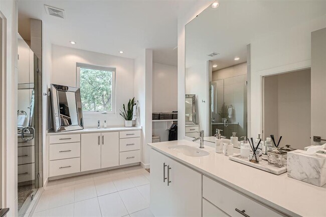 Foto del edificio - 705 E Monroe St