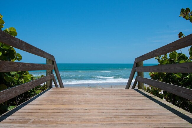 Building Photo - 650 Island Club Dr