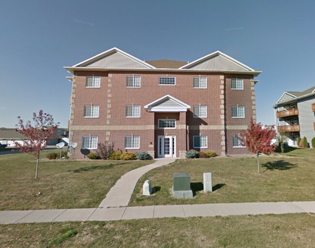 Building Photo - SUBLEASE AVAILABLE MAY 15th
