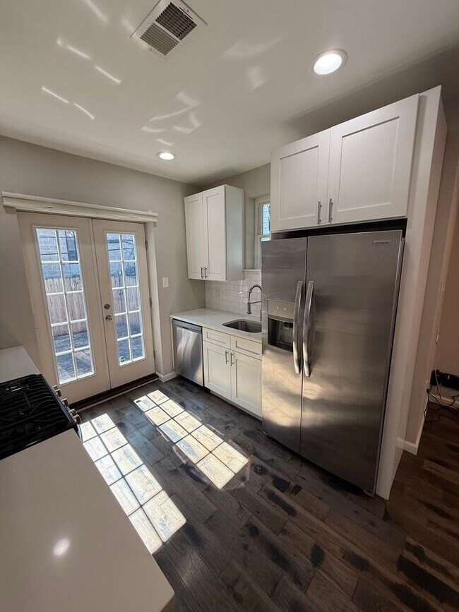 Building Photo - Grays Ferry beauty!