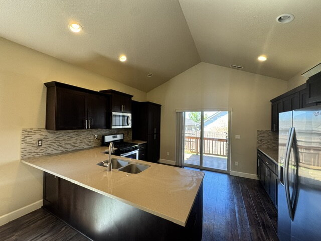 Foto del edificio - 3 Bed / 2 Bath near Pine Nursery Park — Grass Park Next Door, Private Community Pool