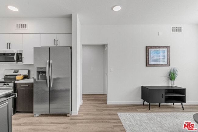 Building Photo - 10824 Blix St