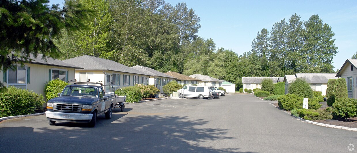 Building Photo - Carlyle Court Apartments