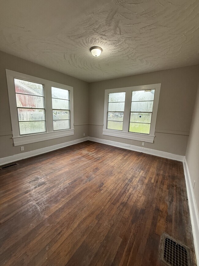 Building Photo - 3116 Steiner Ave SW