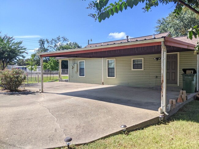 Building Photo - 2 Bed 1 Bath home only minutes away from d...