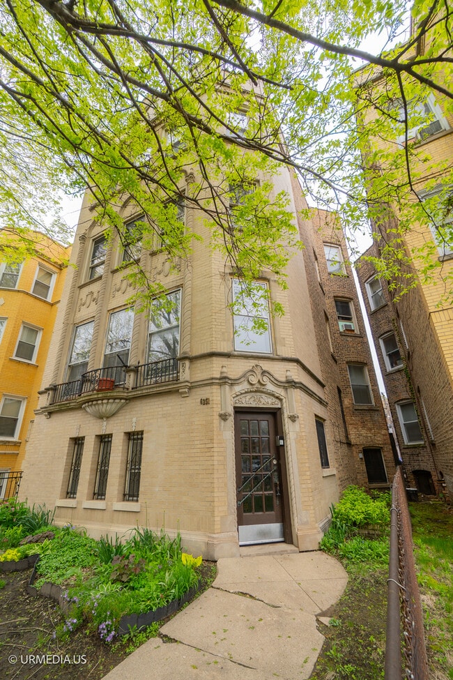 Building Photo - 6251 N Oakley Ave