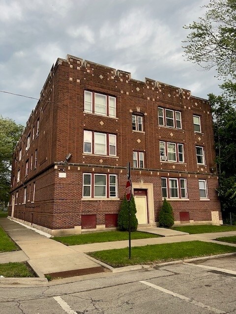 Building Photo - 5703 S Emerald Ave