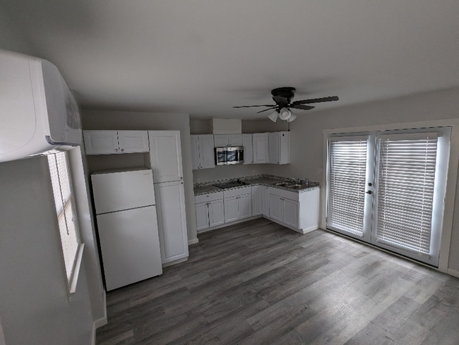 Building Photo - 829 E Cypress St