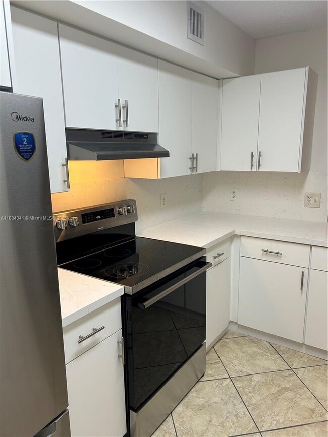 Foto del edificio - 2433 Centergate Dr