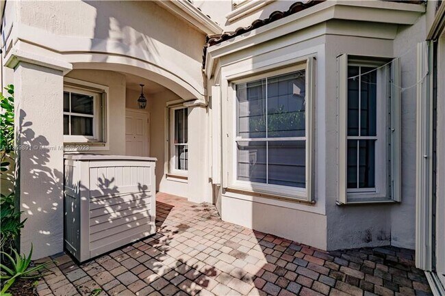 Building Photo - 989 Harbor View N
