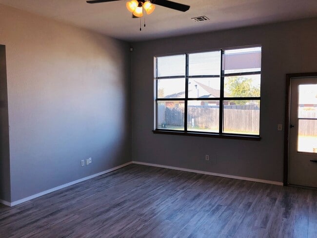 Building Photo - 3 bed 2 bath home for rent in Norman near SE 24th and Lindsey, new paint, new flooring, great area!