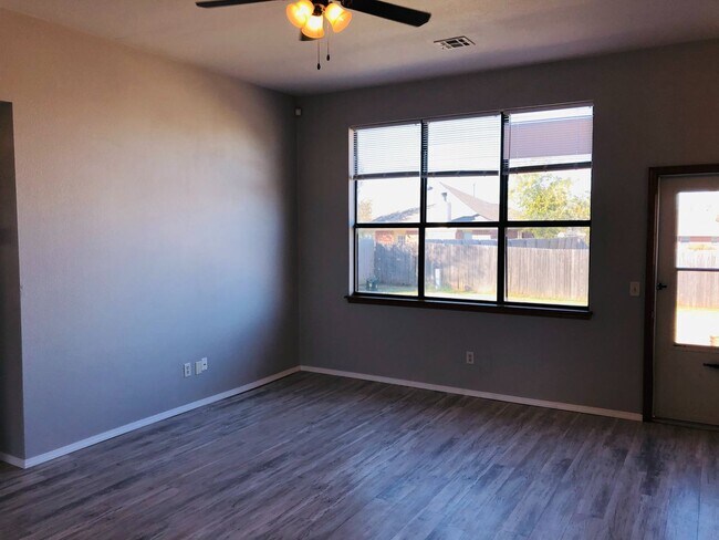 Foto del edificio - 3 bed 2 bath home for rent in Norman near SE 24th and Lindsey, new paint, new flooring, great area!