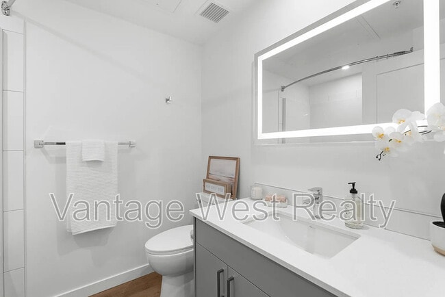 Building Photo - 505-1274 Devonshire Ave
