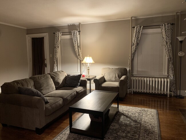 Foto del edificio - 92 Quaker Ln S
