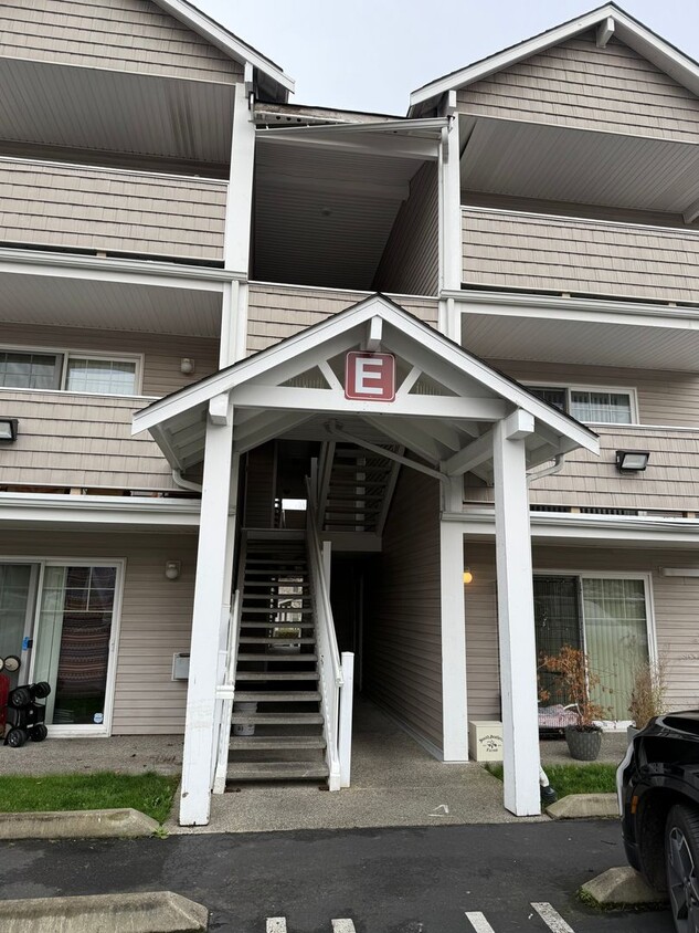 Foto principal - Move-In Ready! Renovated Modern 2BD/1BTH E...