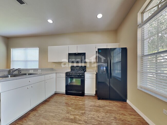 Foto del edificio - 7044 Monarch Park Dr