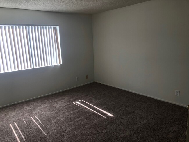 Building Photo - 4392-98 Green Ave.