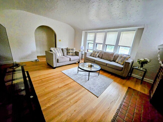 Foto del edificio - 3250 N Downer Ave