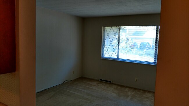 LIVING ROOM - 1017 W Wilshire Dr
