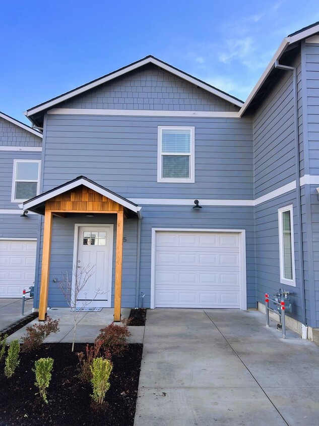 Foto principal - Beautiful Spacious New Built Townhome for ...