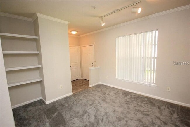 Building Photo - 9401 Crescent Loop Cir