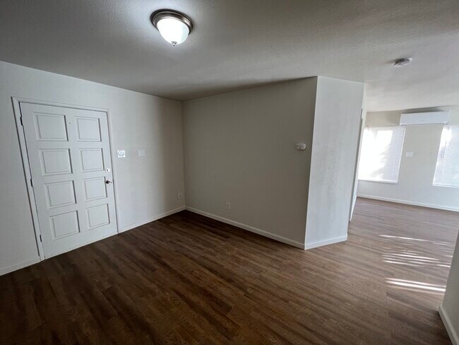 Building Photo - 220 Lilac Ct